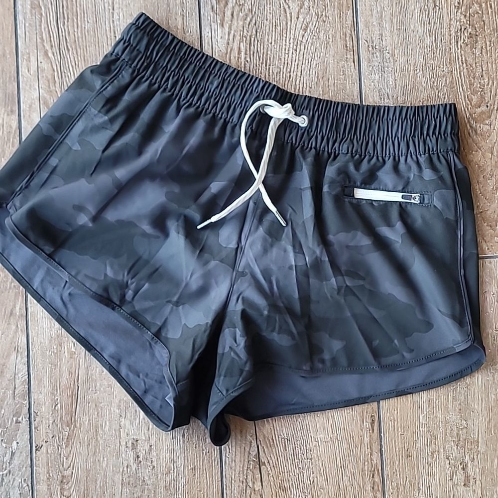 Vuori Clementine 2.0 Shorts Black Camo Women's Size S NWT